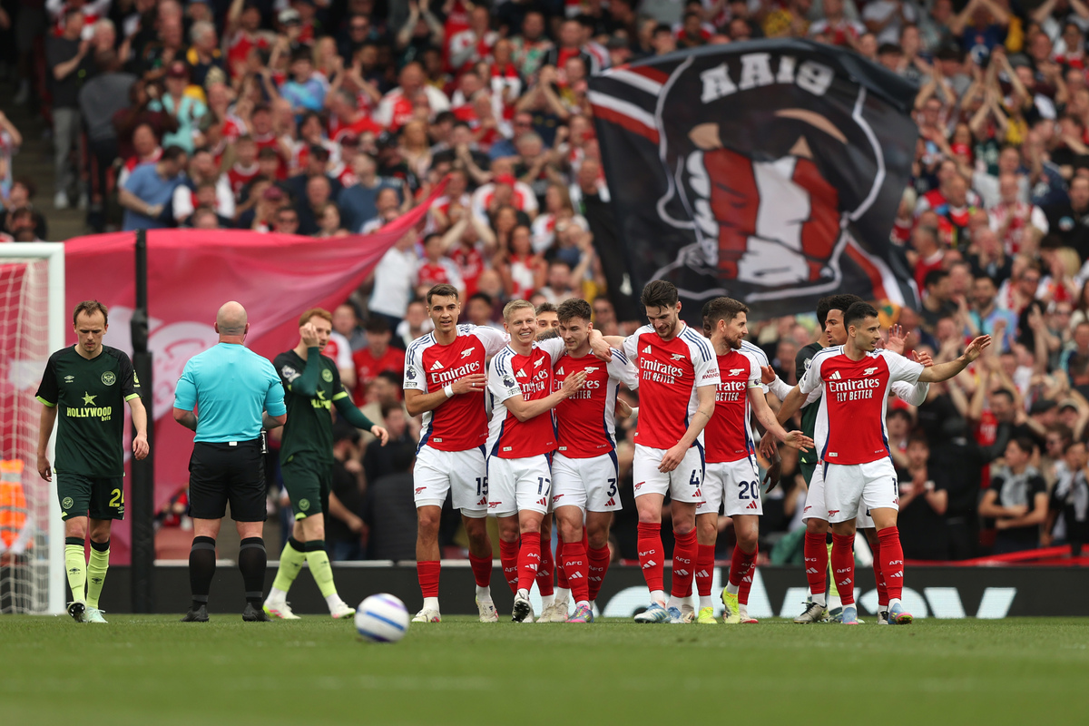 字母哥仅打3分钟伤退！雄鹿多点开花完成18分逆转捍卫主场（字母哥仅出战3分钟伤退，雄鹿群攻掀起18分大逆转守住主场）