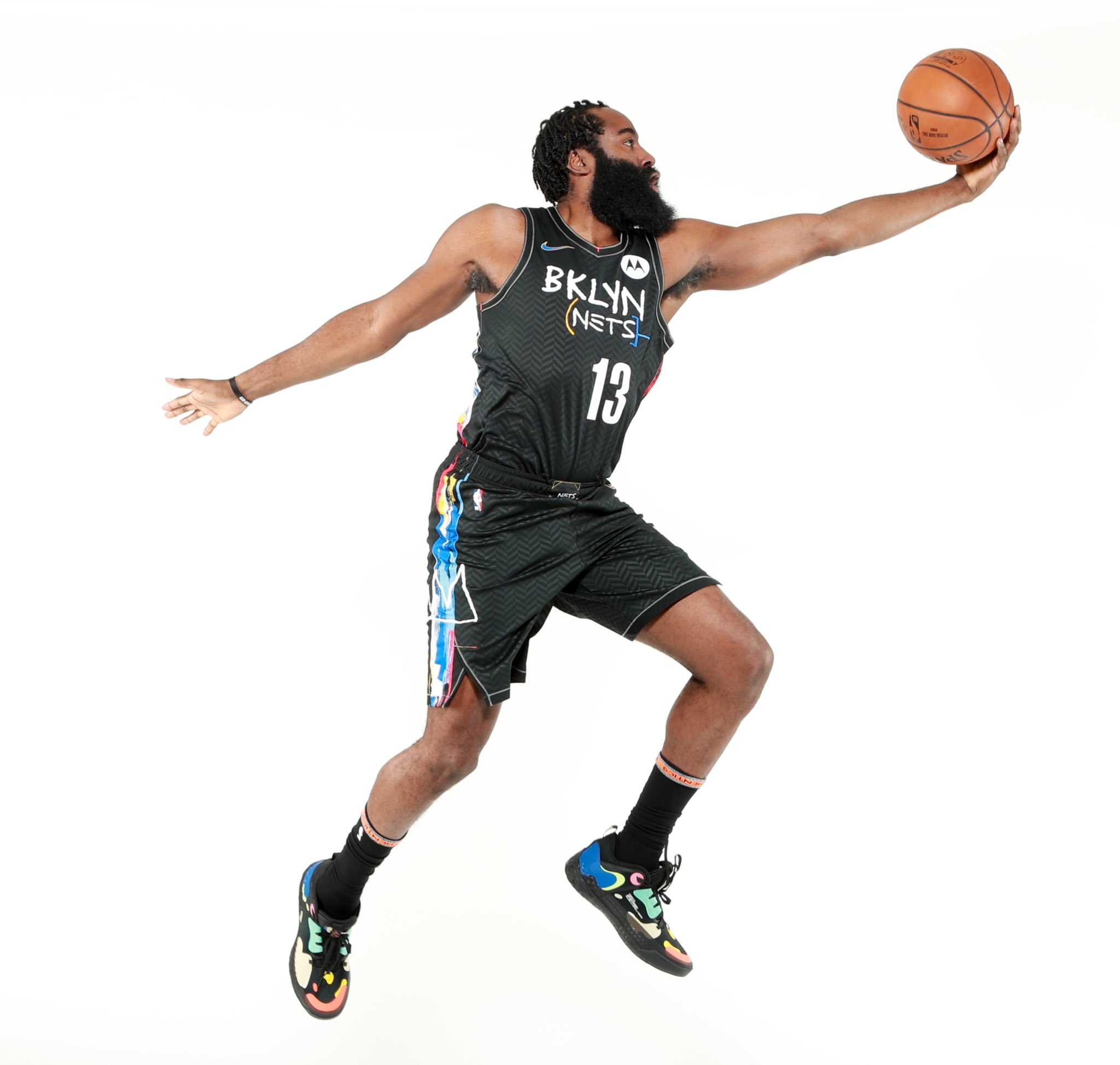 NBA：湖人险胜火箭 詹姆斯砍下全场最高分（湖人惊险击退火箭，詹姆斯轰全场最高分）