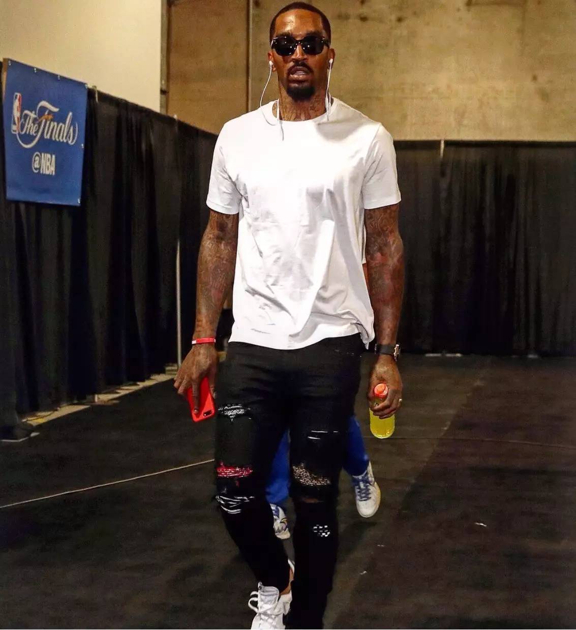 突然爆发！布朗单节7中5怒砍19分，三节已砍下32分（布朗火力全开！单节7投5中轰下19分，三节已拿下32分）