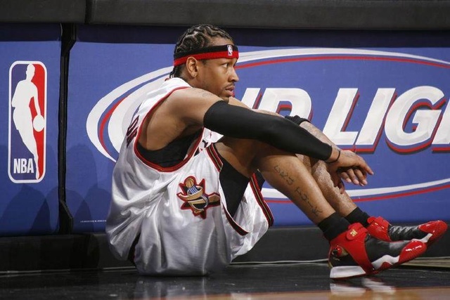 欧冠半场：里奥斯乱战破门，本菲卡暂1-0那不勒斯（欧冠半场：里奥斯混战建功，本菲卡暂以1-0领先那不勒斯）