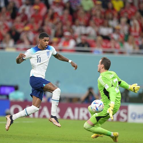 美国名记：苏亚雷斯因为无球状态下踢人被禁赛一场（美国名记称：苏亚雷斯因无球时脚踢对手被停赛一场）