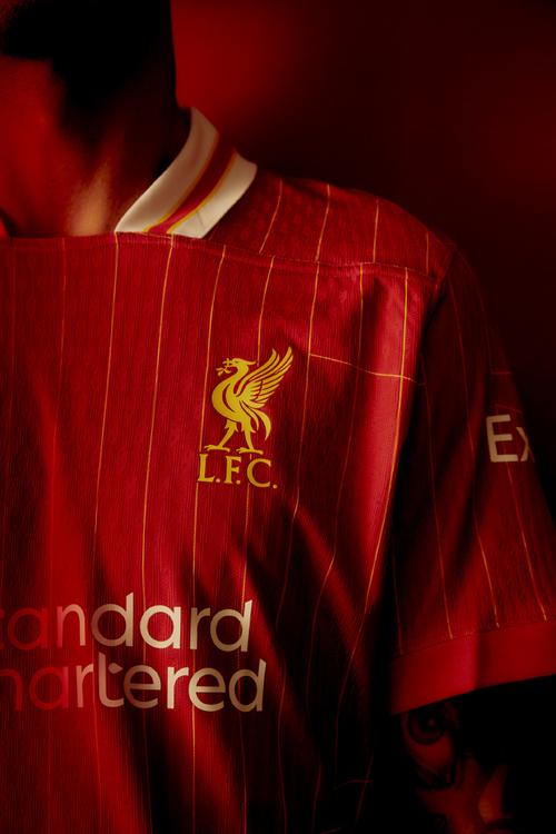 齐达内现身看台观战二儿子卢卡代表阿尔及利亚的非洲杯首秀（齐达内到场观战，见证次子卢卡代表阿尔及利亚完成非洲杯首秀）