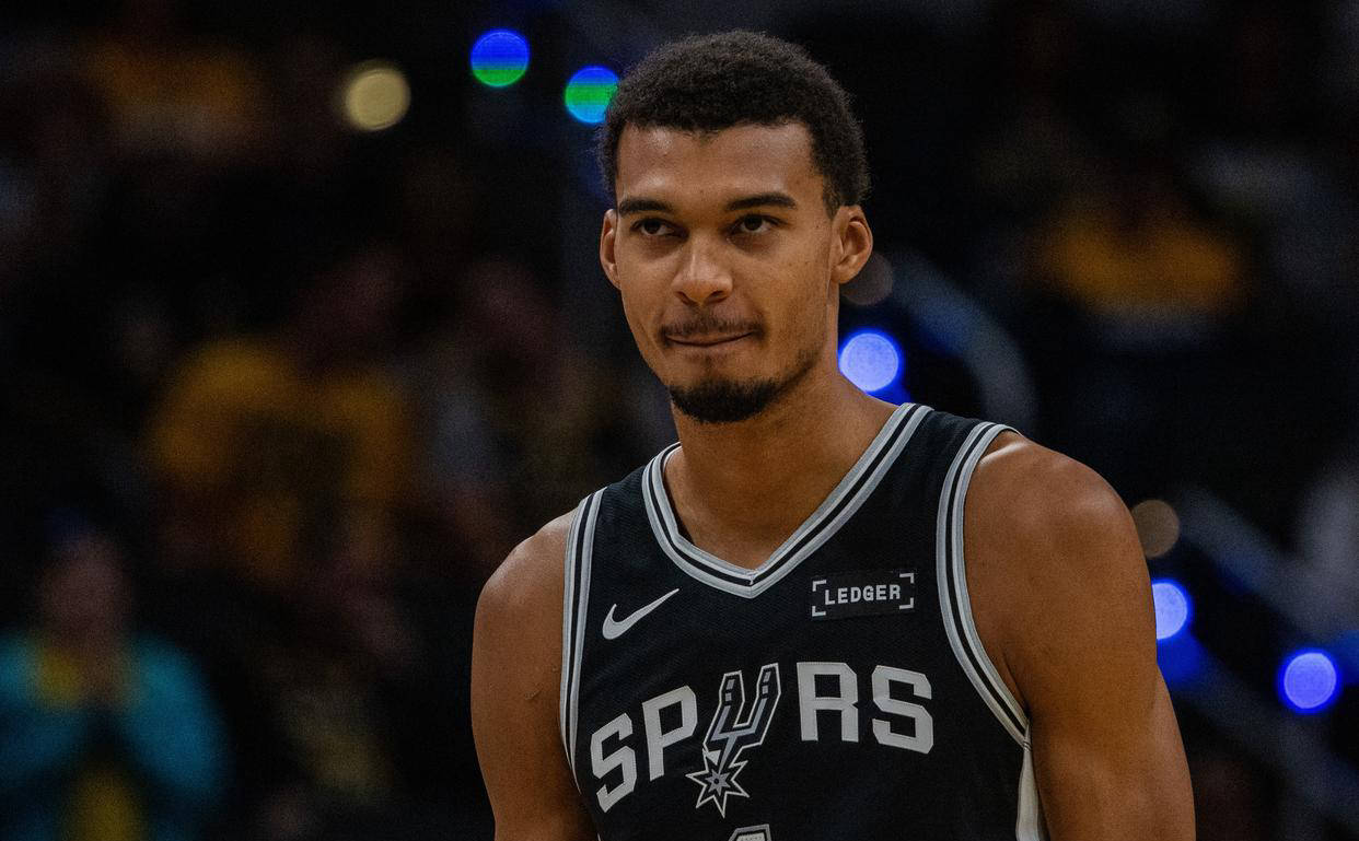 这看着就疼！亚当斯挡拆不慎把斯玛特搞到脱臼 后者直接离场（惨烈一幕：亚当斯挡拆意外致斯玛特脱臼，后者立即离场）