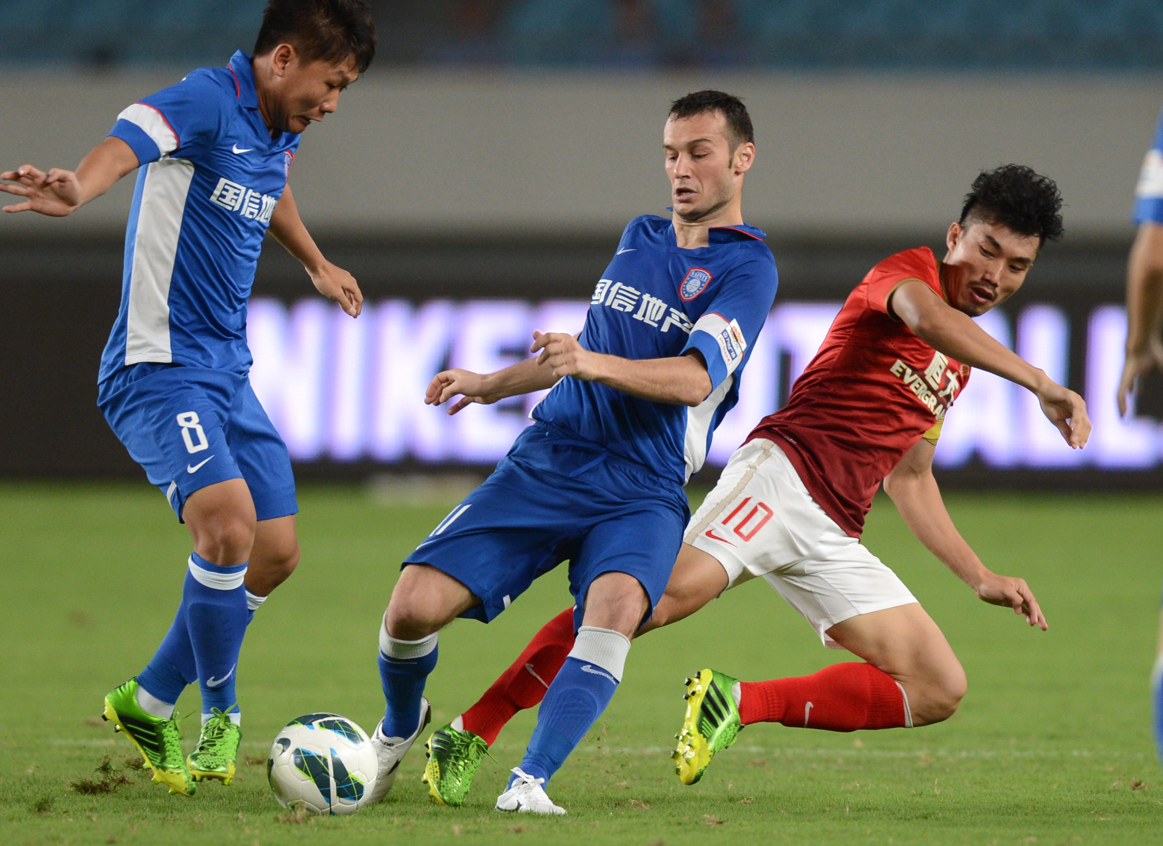 回馈家乡父老，河南队杨意林为后林村80岁以上老人发放礼品（河南队杨意林回乡送暖：向后林村80岁以上老人发放礼品）