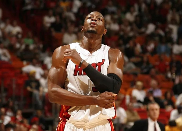 高效全能！杰伦·布朗18中9砍下30分9板7助 罚球11中10（效率在线！杰伦·布朗30分9板7助，投篮18投9中、罚球11罚10中）