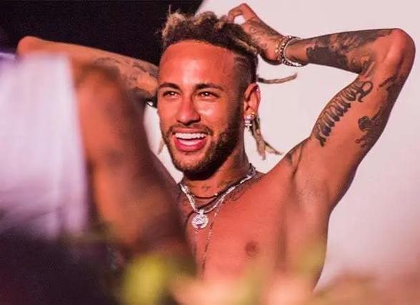 达尼洛同时斩获两座欧冠&解放者杯冠军，为历史首人（达尼洛创纪录：史上首人同时加冕欧冠与解放者杯）