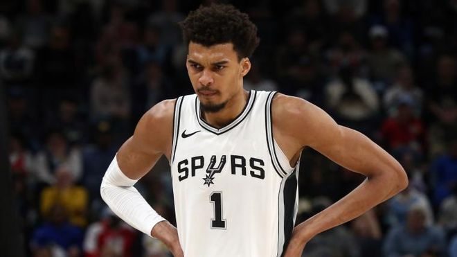 湖人这首发能看？五个人全没防守，艾顿态度消极，难怪更衣室矛盾（湖人这套先发靠谱吗？五人防守形同虚设，艾顿态度低迷，难怪更衣室问题频发）