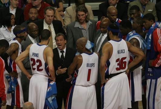 湖人浓眉哥篮下统治力助球队获胜（安东尼·戴维斯内线统治力助湖人取胜）