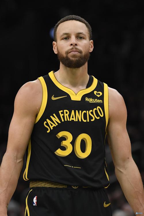 离场前得到12分！里夫斯左小腿酸痛，提前退出本场对阵火箭（里夫斯左小腿酸痛提前离场，战火箭离场前入账12分）