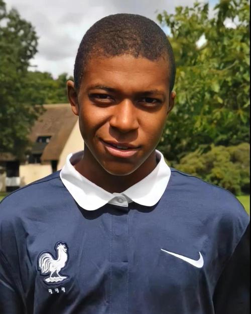 维埃里：现在拿皮奥和其他人比较毫无意义，应该让他安心踢球（维埃里：别再拿皮奥与他人对比，让他专注踢球）