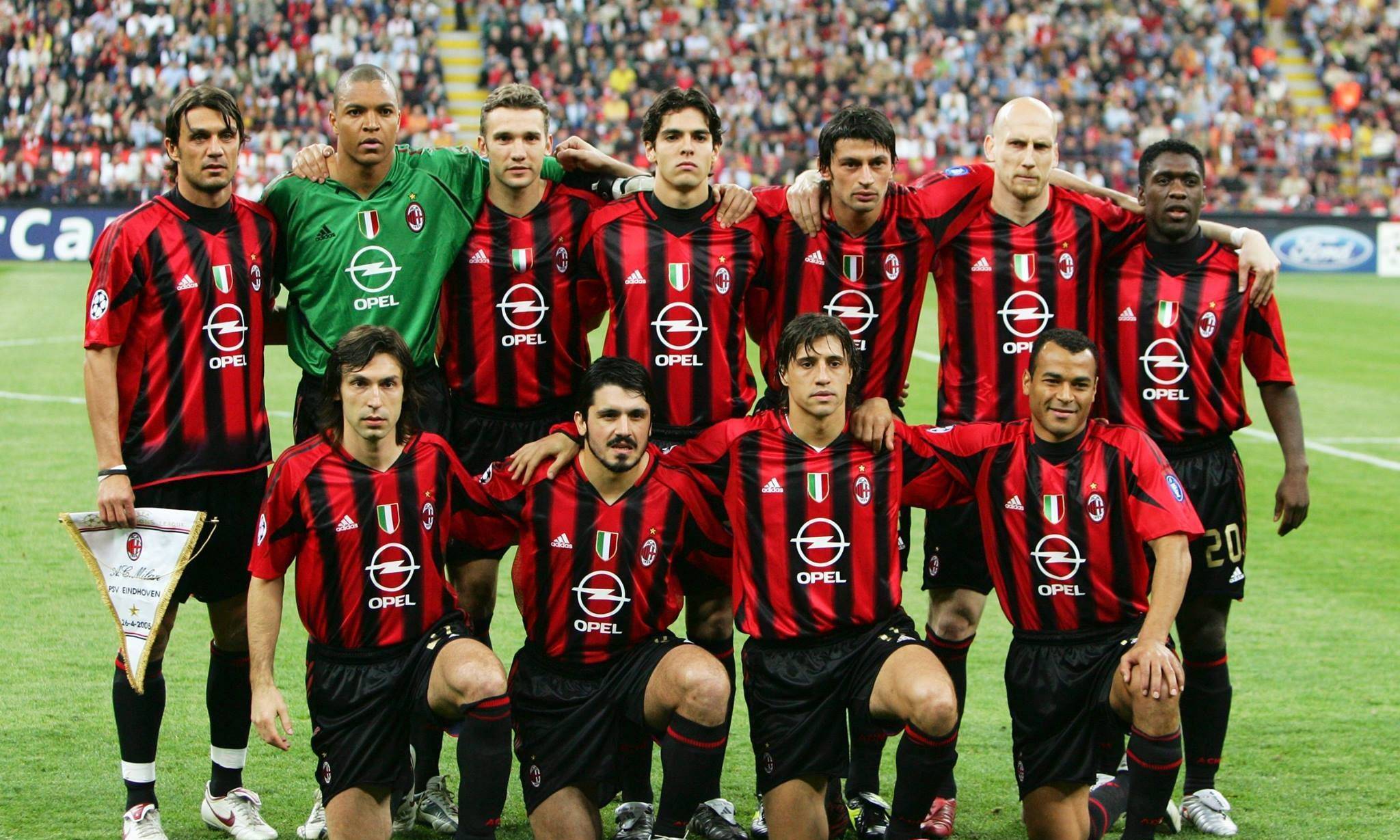 亚泰为客场全勤球迷颁发纪念证书，谭龙、徐浩峰等人参与颁奖（谭龙、徐浩峰等为亚泰客场全勤球迷颁发纪念证书）