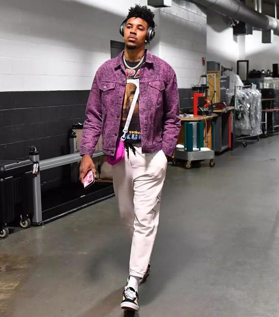 里夫斯成湖人队史第3位单场40+5+10+5三分的球员（里夫斯成为湖人史第3人：单场40分5板10助+5记三分）